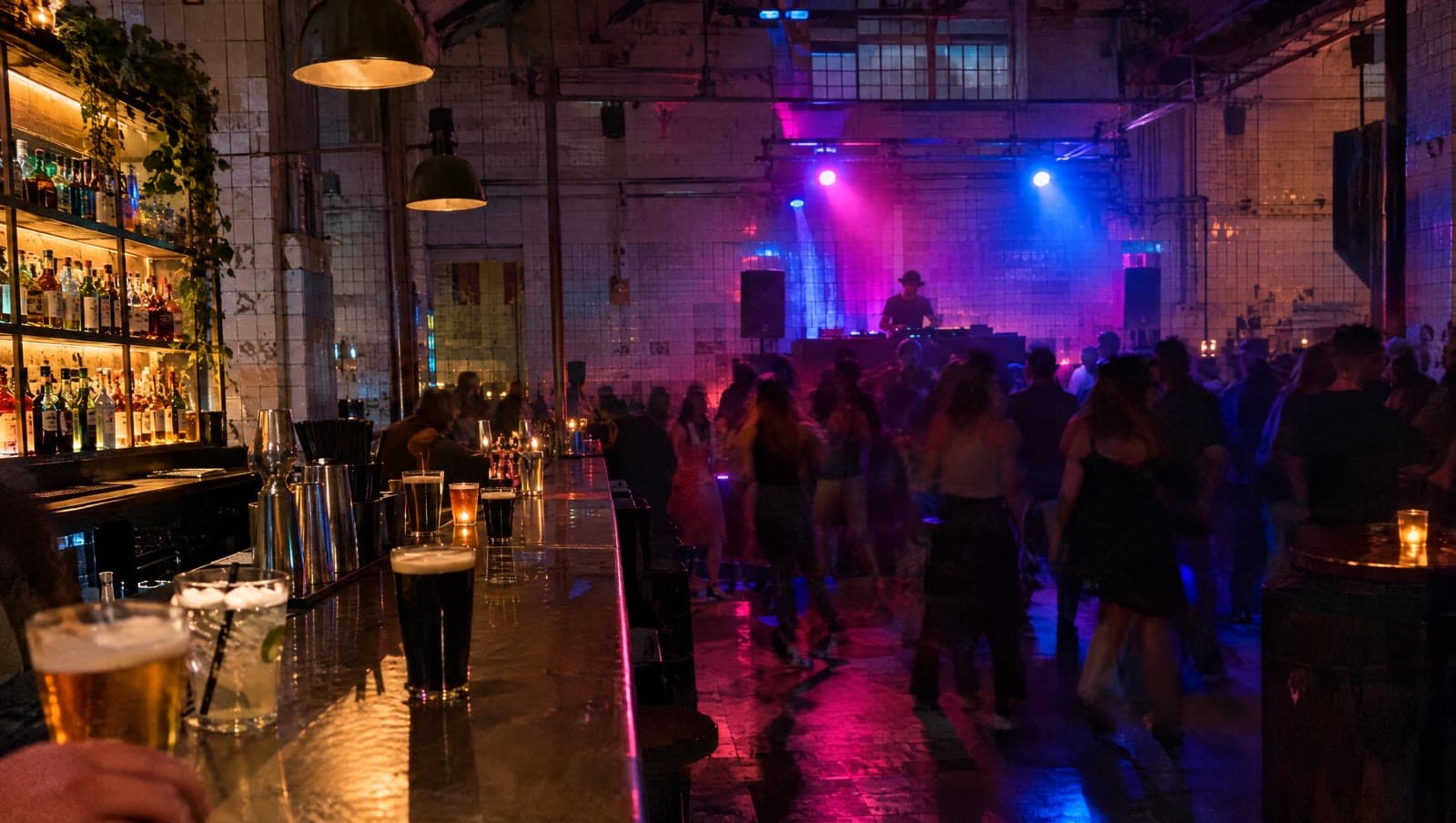 Baren og dansegulvet i slagterhallen — Bakken