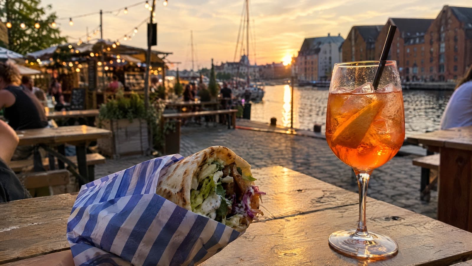 Wrap og spritz ved langbordene på kajen — Broens Gadekøkken