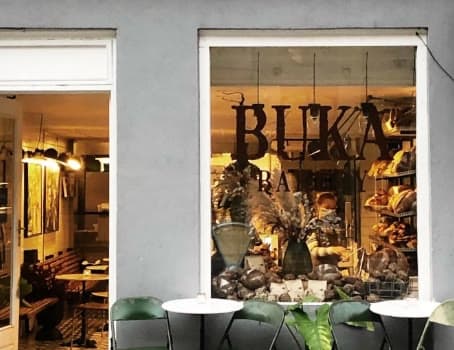 Butiksvinduet med brød og bagværk — Buka