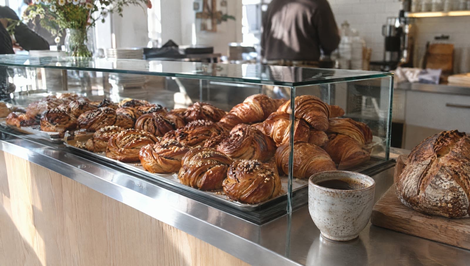 Kardemommeboller og kanelknuder i disken — Collective Bakery