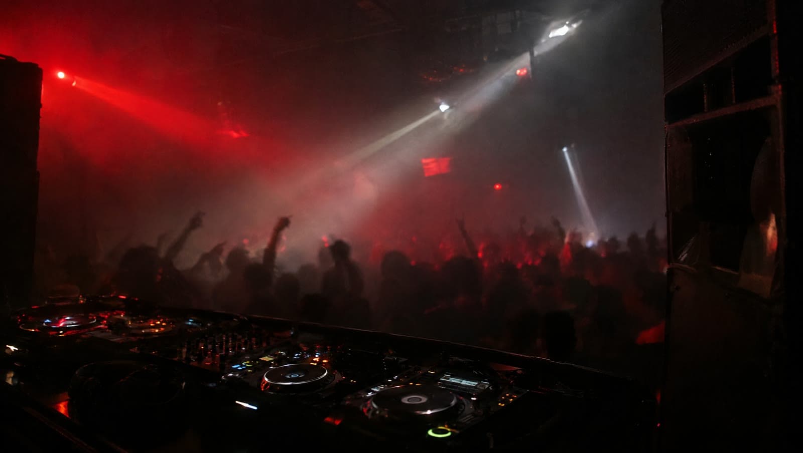 Røg, lys og DJ-pulten i klubben — Culture Box