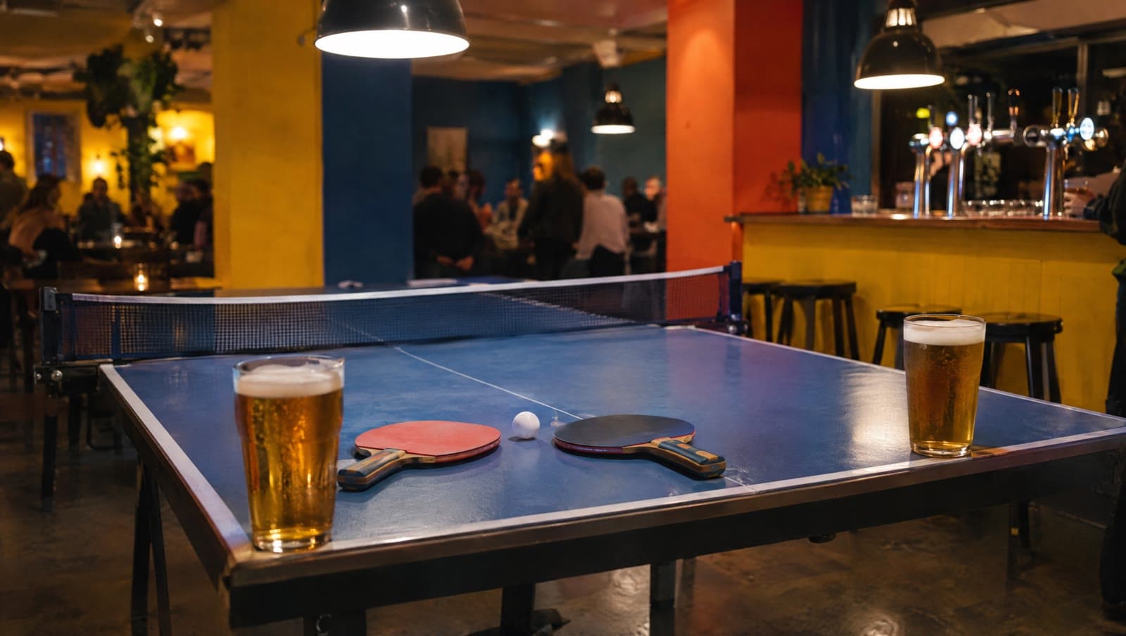 Bordtennisbordet og to fadøl i baren — Dupong