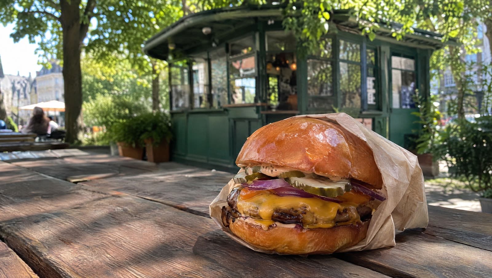 Cheeseburger på bænken foran den gamle tankstation — Gasoline Grill i Landgreven