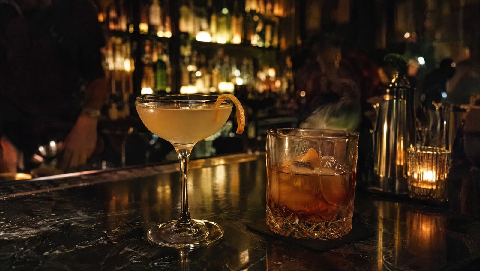 To cocktails i den mørke bar — Gedulgt