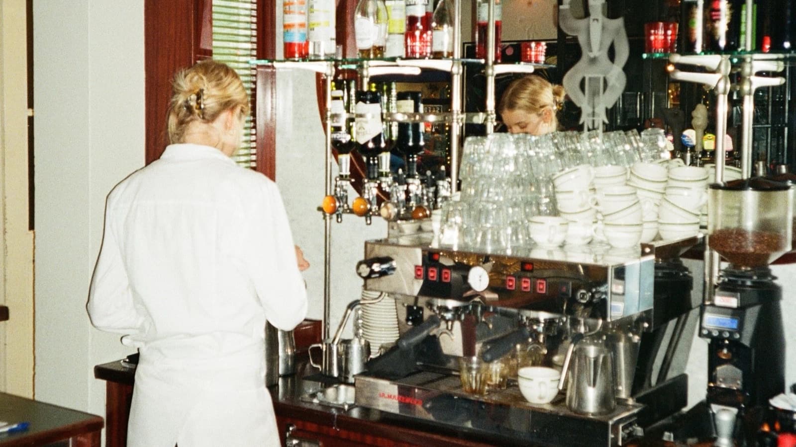 Baristaen ved espressomaskinen bag den gamle bar — Granola