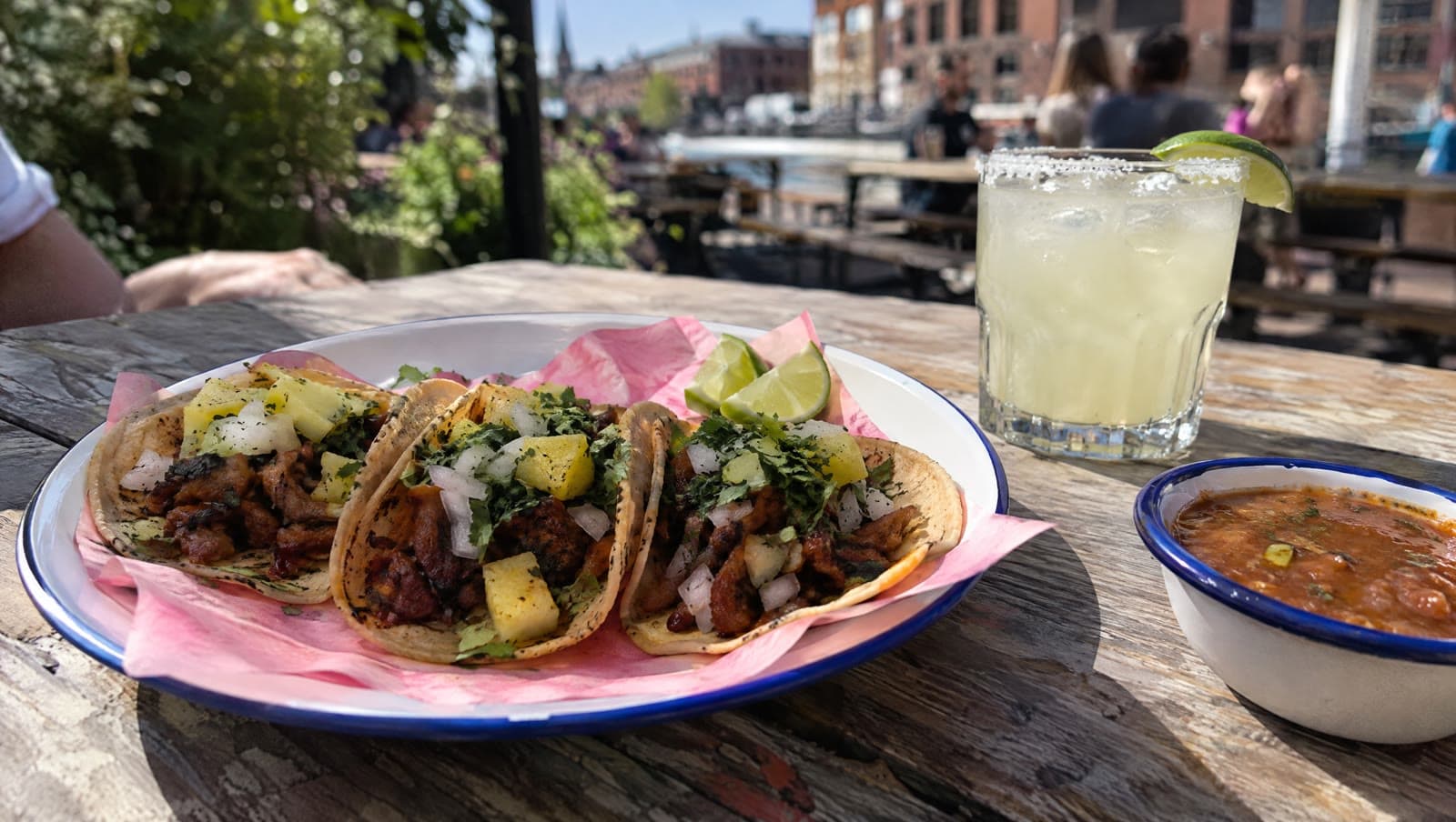 Tacos al pastor og margarita på et picnicbord — Hija de Sanchez