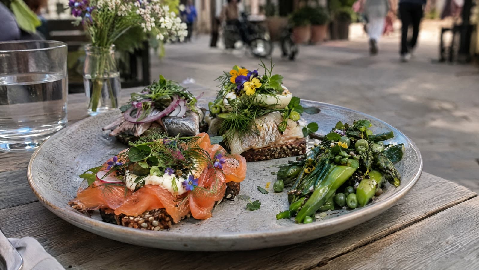 Smørrebrød med fisk anrettet på bordet hos HOS på Kongensgade i Odense