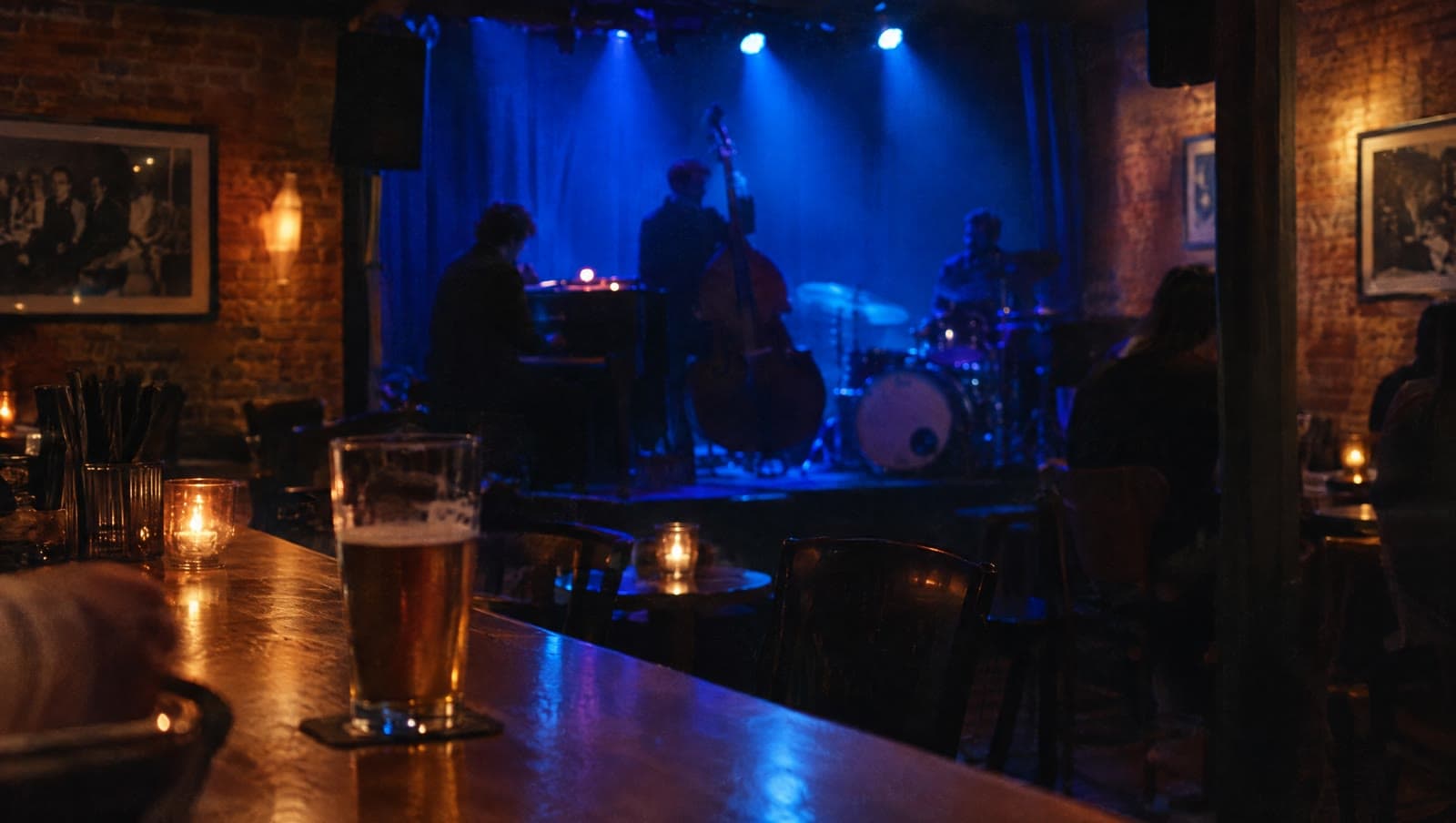 Jazztrio på scenen og en øl i baren — Jazzhus Dexter