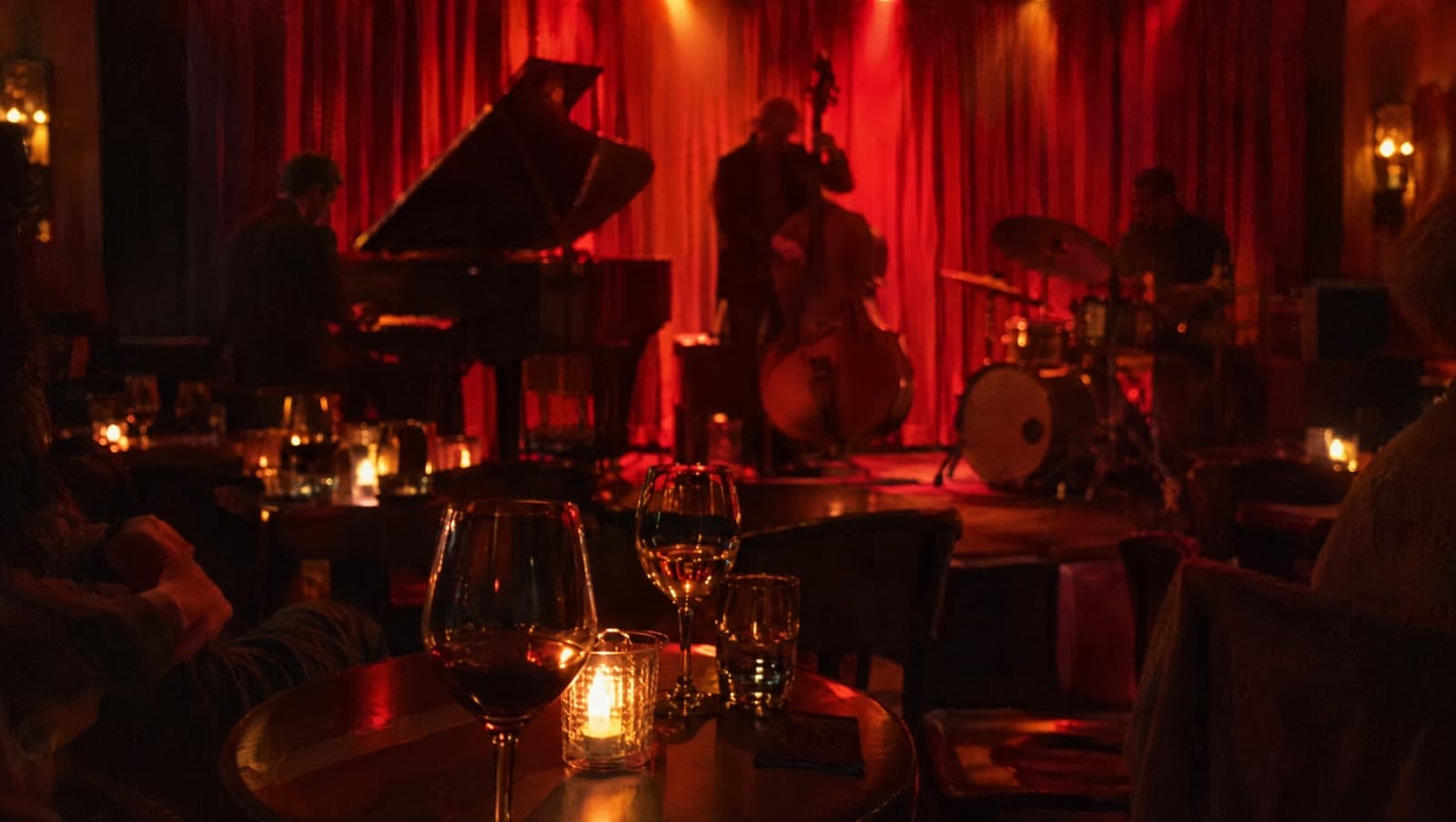 Scenen med flygel og kontrabas i jazzklubben — Jazzhus Montmartre