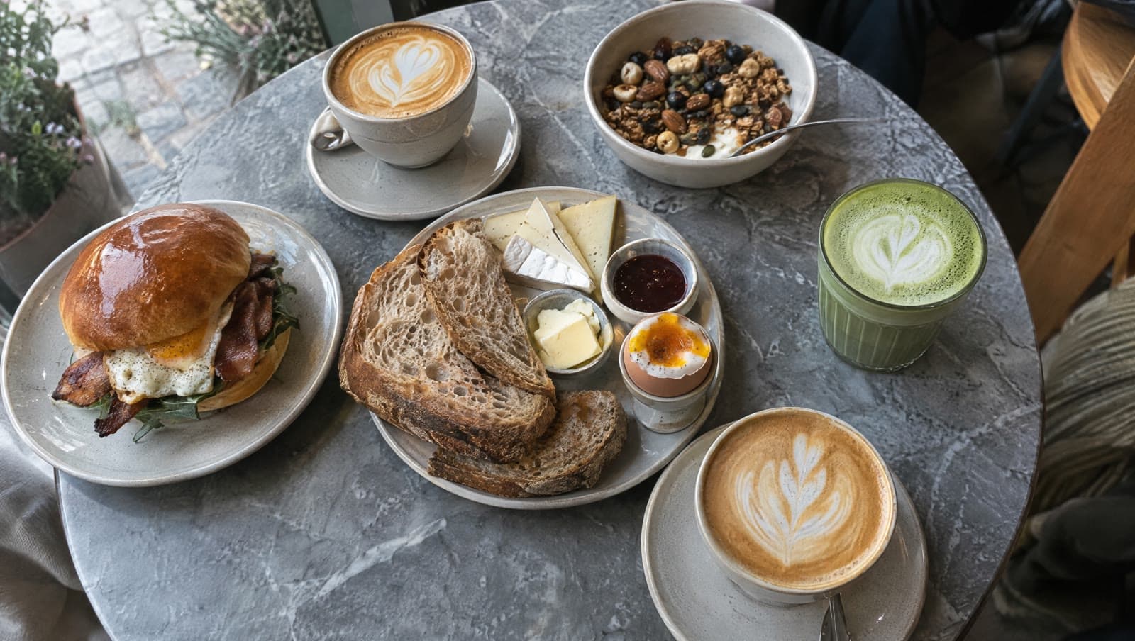 Brunch, cappuccino og matcha på et gråt marmorbord — KALA