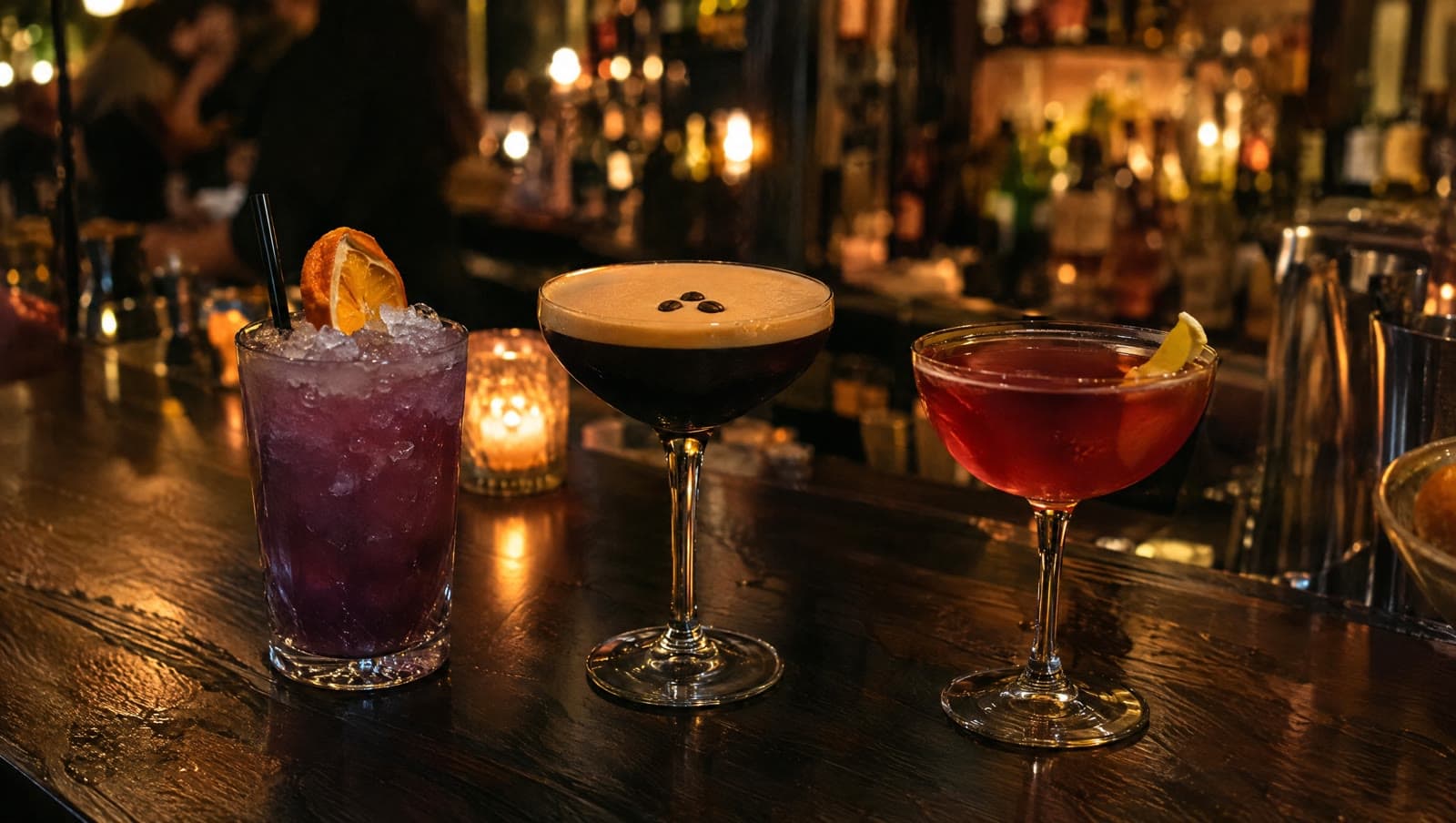 Tre cocktails på baren i aftenlys — Kassen