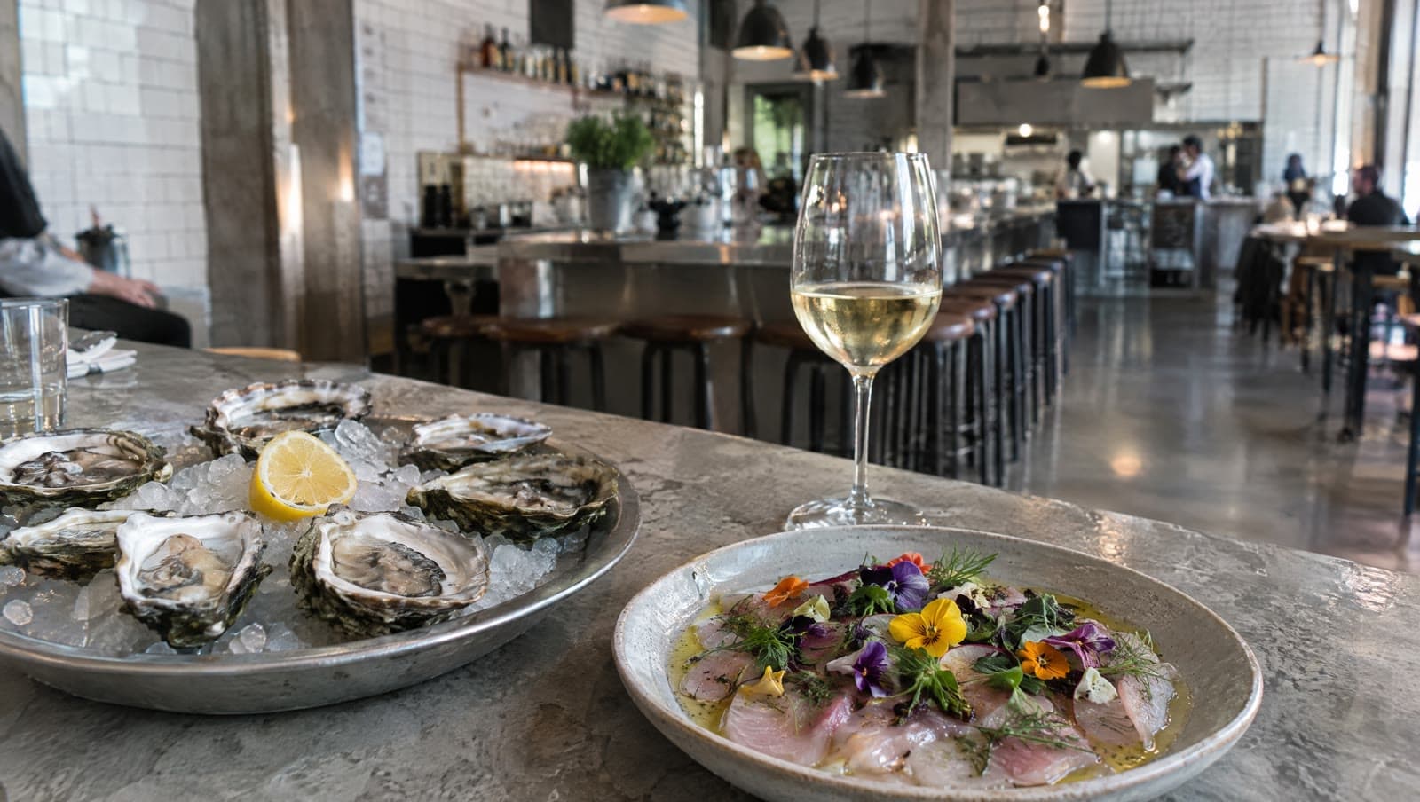 Østers og fisk på disken i slagterhallen hos Kødbyens Fiskebar