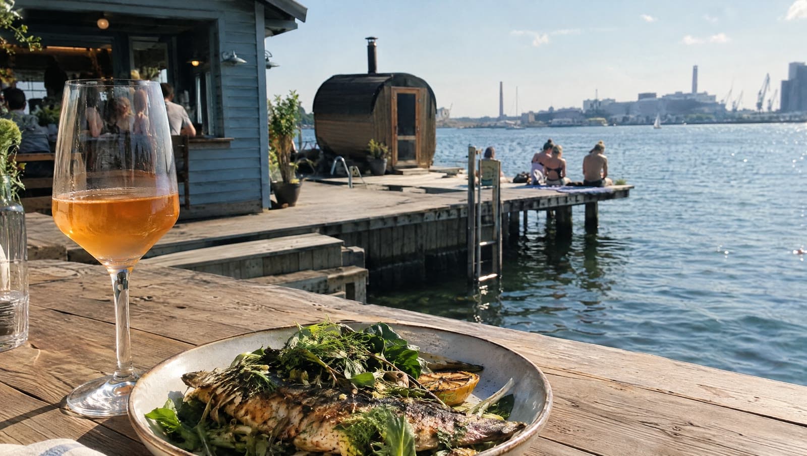 Naturvin og grillet fisk på badebroen — La Banchina