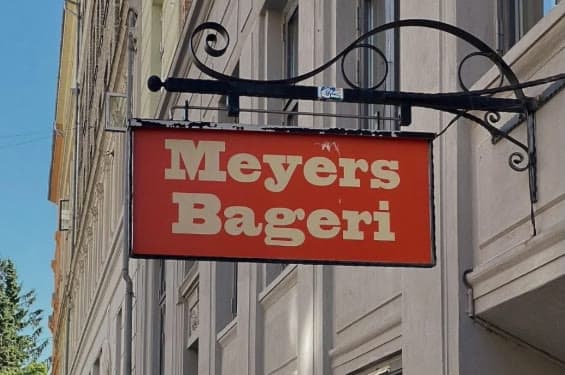 Det røde hængeskilt over indgangen — Meyers Bageri