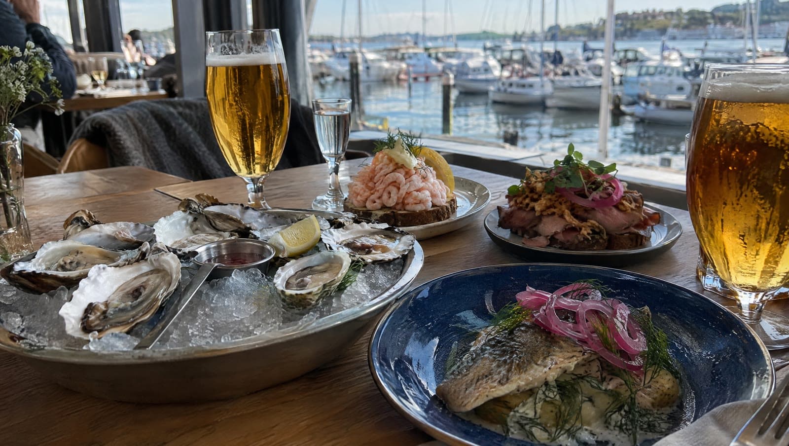 Østers, smørrebrød og fisk ved lystbådehavnen — Norr