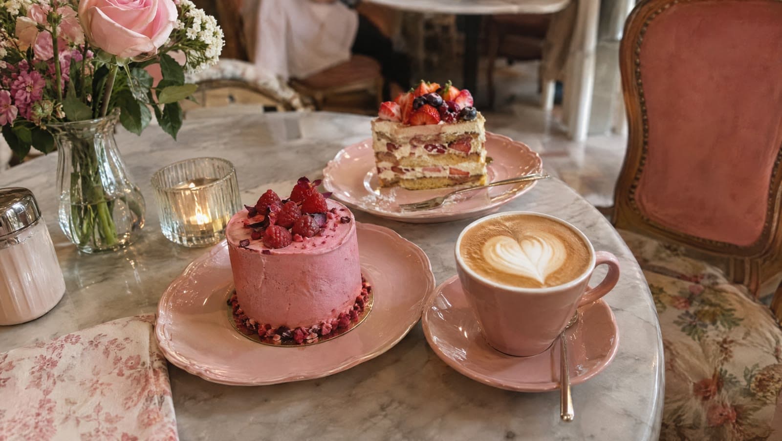 Kager og hjertelatte på lyserødt porcelæn — Penny Lane