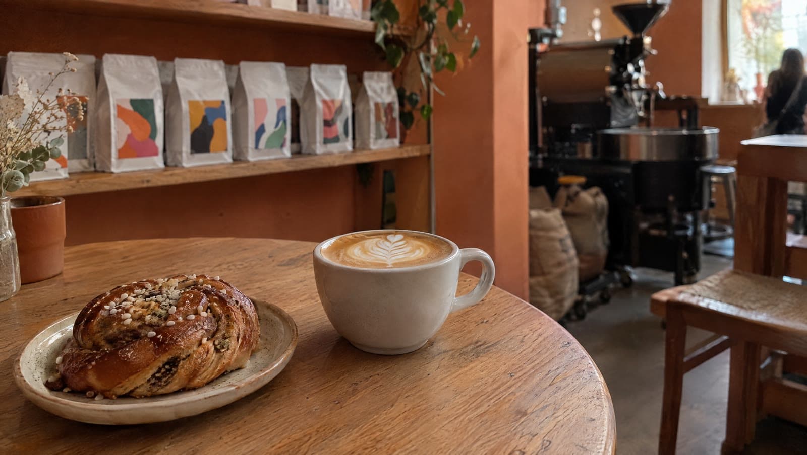 Flat white og kardemommebolle i det lille risteri — Pontes