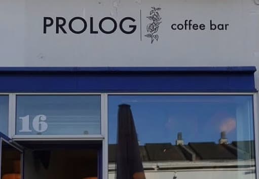 Facaden med navnet over vinduerne — Prolog Coffee Bar