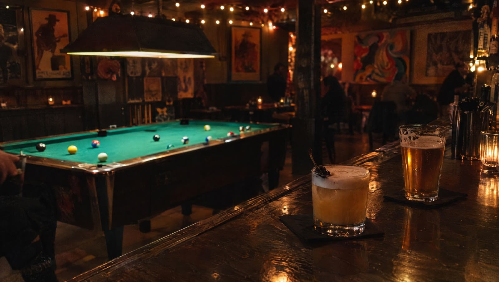 Poolbord, whiskey sour og øl i den mørke bar — Ramblin' Bar