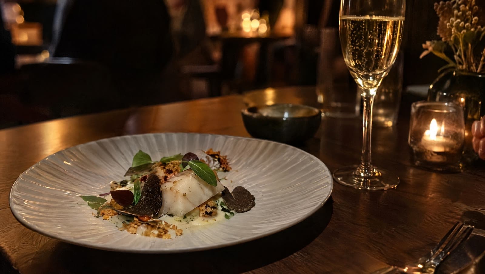 En ret fra smagsmenuen på en riflet tallerken — Restaurant Madeleine