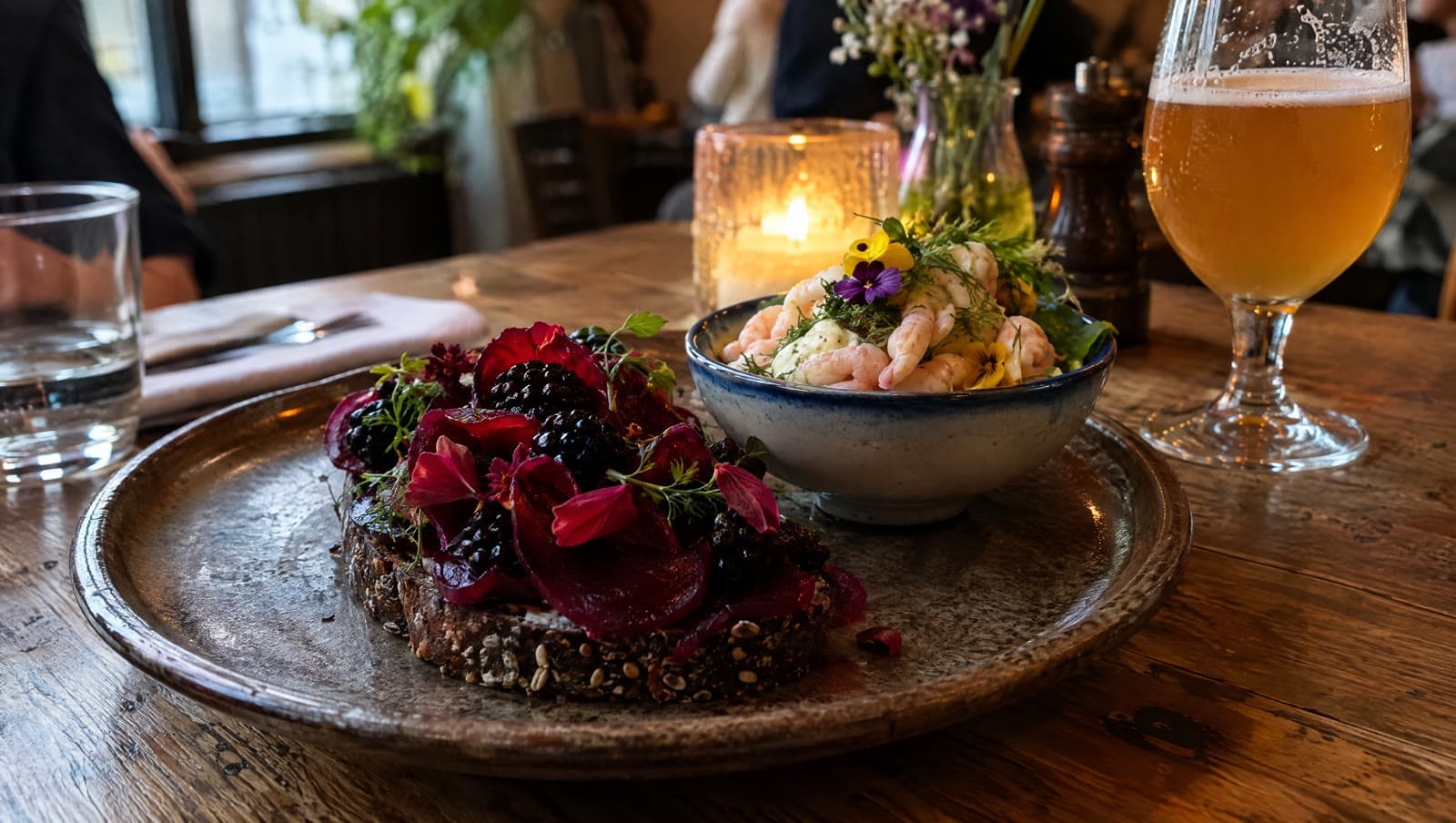 Smørrebrød med rødbede og brombær og en skål rejer — Selma