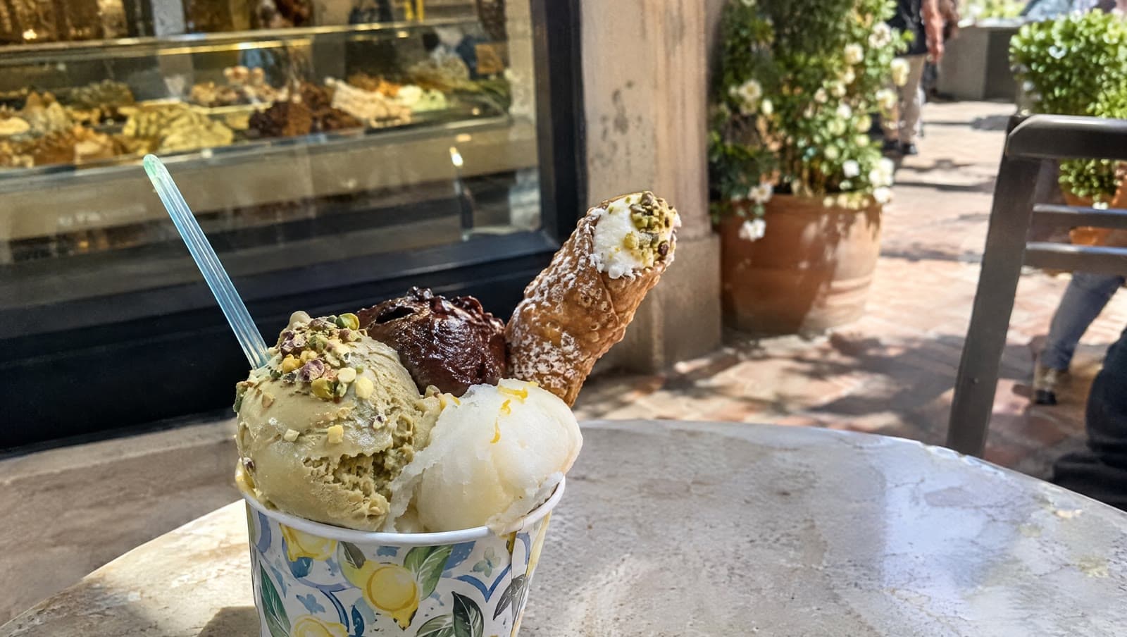 Pistacie, chokolade og citron i bæger med en cannolo — Siciliansk Is