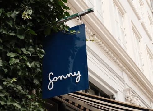 Det blå hængeskilt ud mod gaden — Sonny