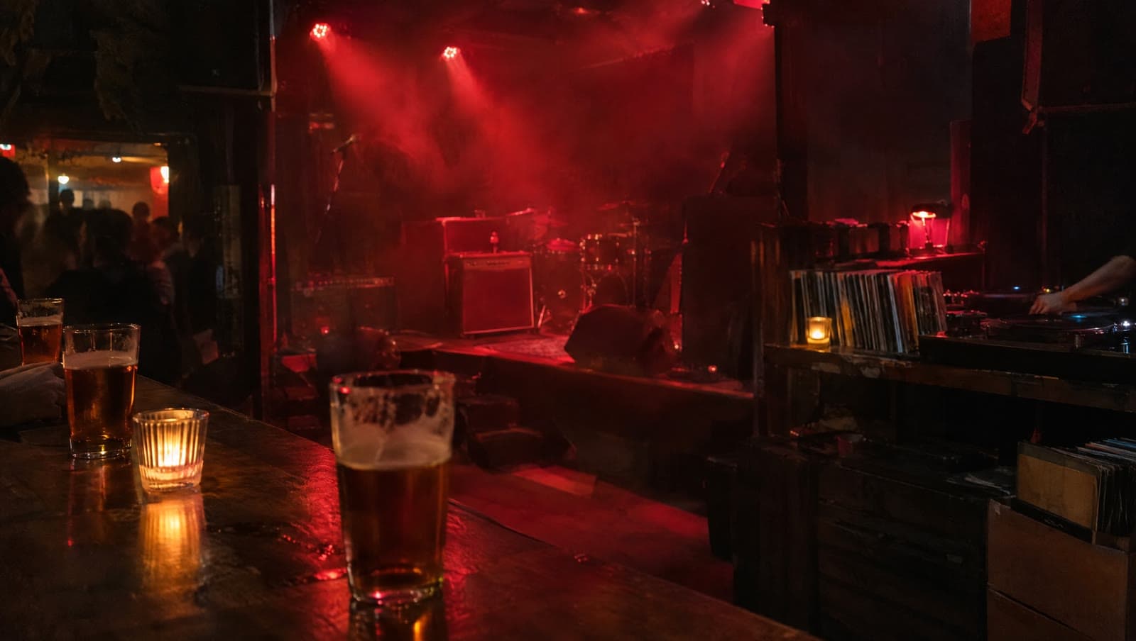 Fadøl, rødt lys og scenen i rockklubben — Sway