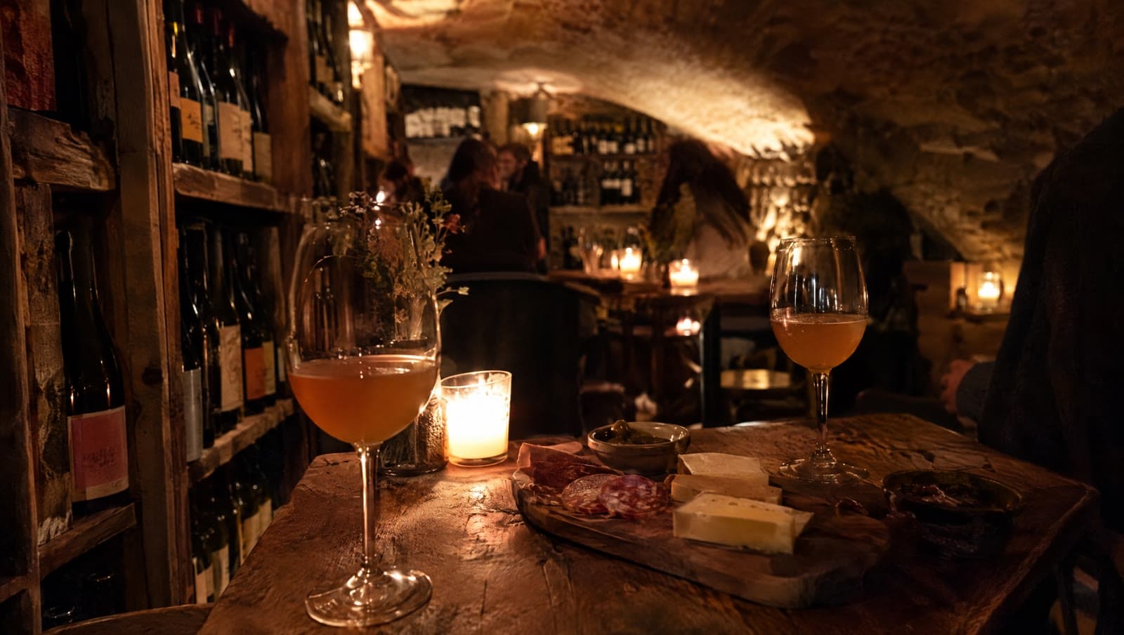 Orangevin og ost i kælderbaren — Terroiristen