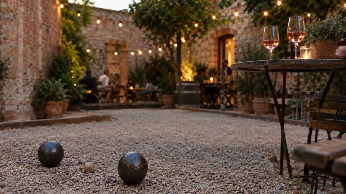 Petanquekugler og rosévin i gården — Vin & Petanque